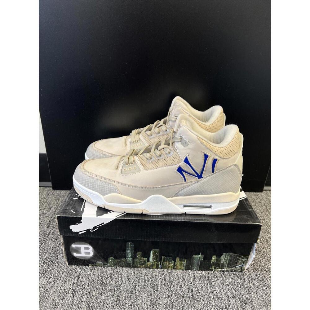 Men's Athletic Shoes in Light Gray with Blue Accent